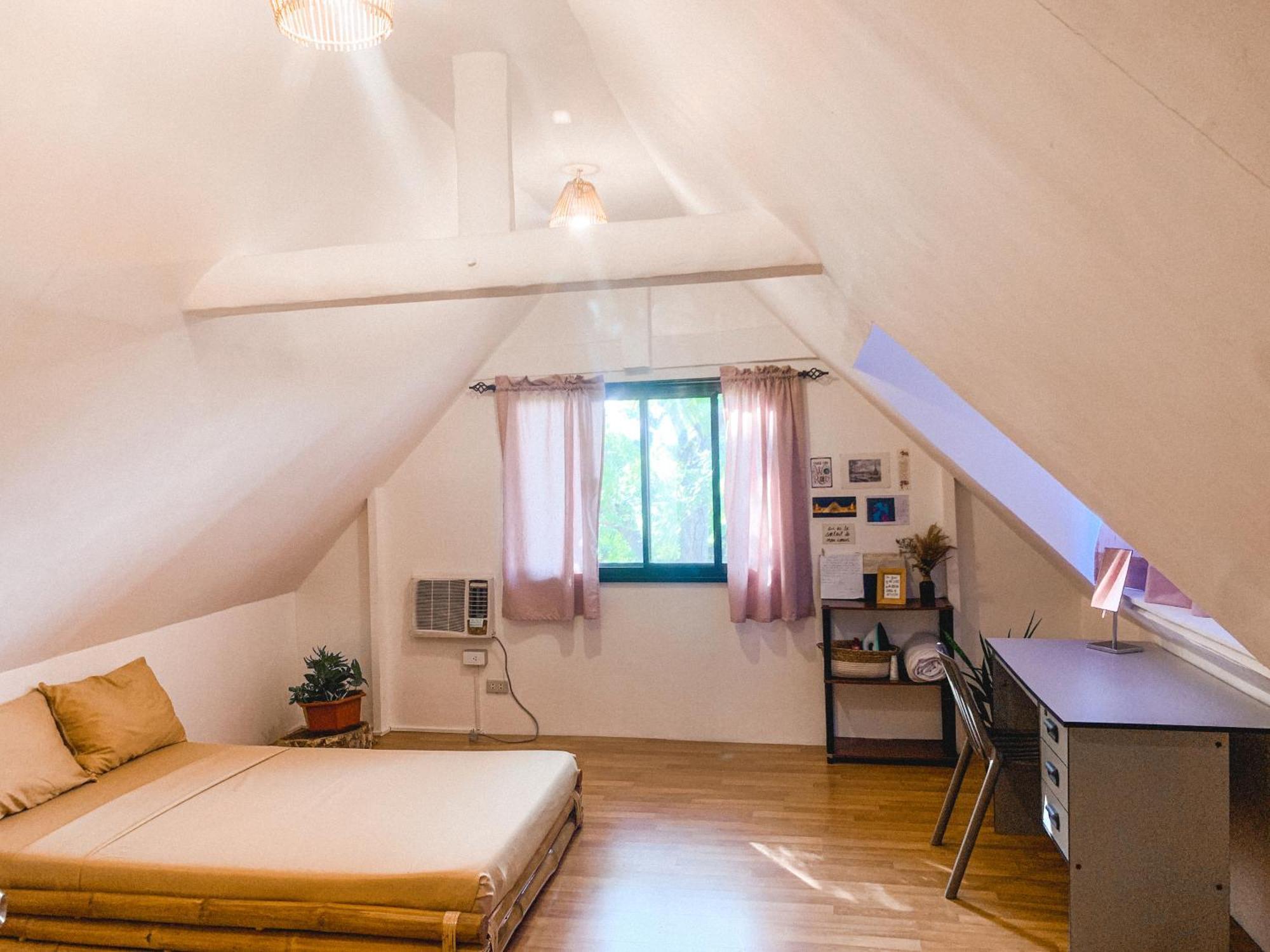 Cozy Attic Studio Apartment Илойло Сити Екстериор снимка